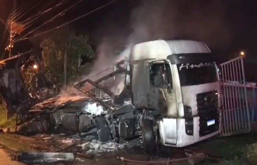 Caminhão em chamas perde freio, desce rua e atinge muro de estabelecimento