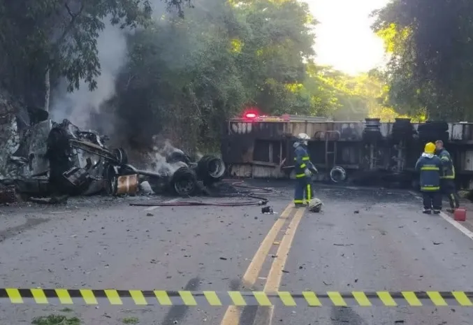 Caminhoneiro morre queimado após acidente na rodovia