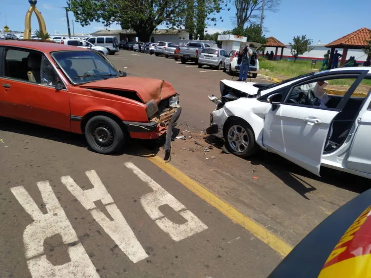 Carros batem de frente e casal sofre ferimentos; assista