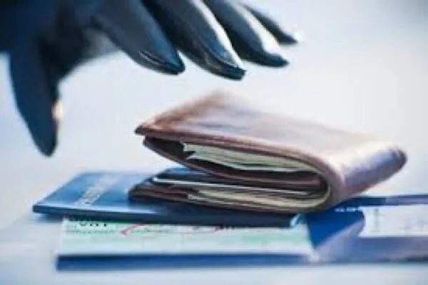 Carteira esquecida em banco é furtada com dinheiro e documentos