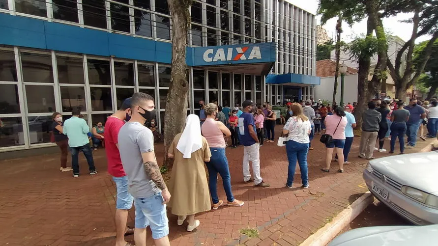 Cliente de banco denuncia espera de mais de 5 horas em fila; vídeo