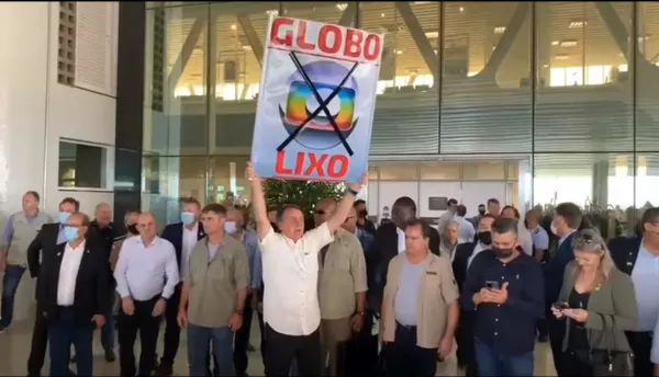 Em Cascavel, Bolsonaro exibe cartaz 'Globo lixo'