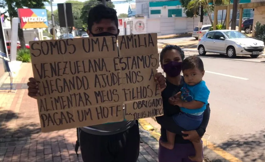 Família venezuelana sem emprego pede ajuda no centro de Apucarana