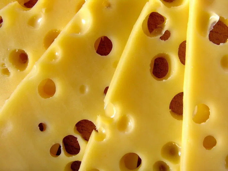 Homem de 27 anos furta duas peças de queijo de supermercado
