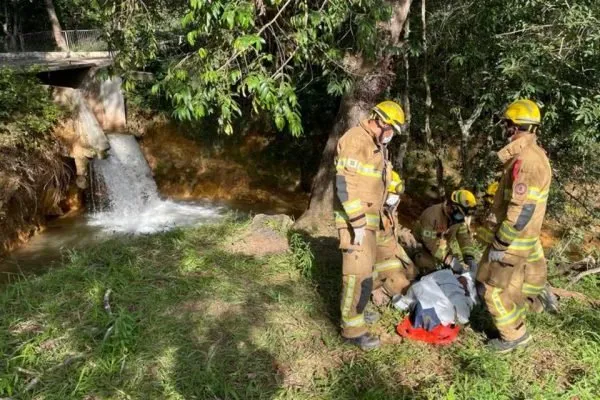 Jovem morre ao pular em córrego para salvar mãe e irmã