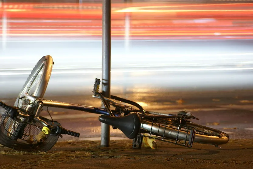 Jovem sofre traumatismo craniano após cair de bicicleta em rodovia