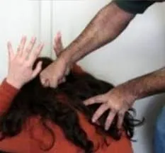 Marido ameaça e arrasta mulher pelos cabelos após discussão