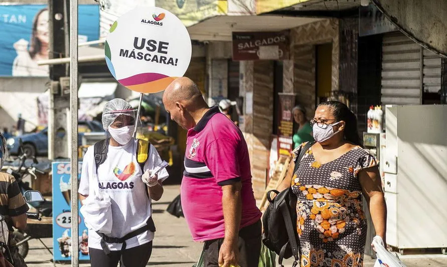 Máscaras e isolamento continuam essenciais, dizem especialistas