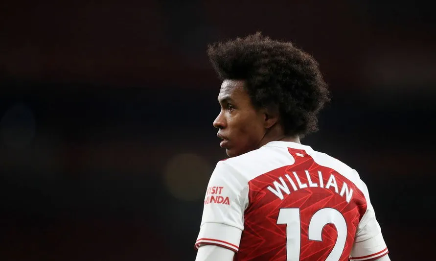 Meia-atacante Willian, do Arsenal, é alvo de ofensas racistas online