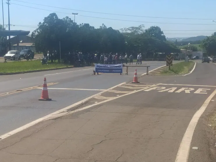 Moradores de Califórnia realizam manifestações contra criação de praças de pedágio