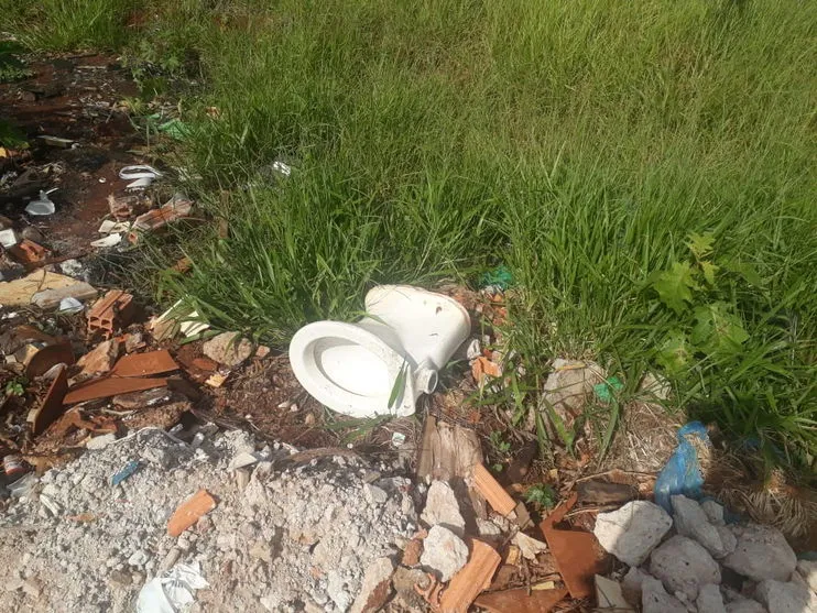 Moradores reclamam de lixo em terreno baldio no Jardim Planalto