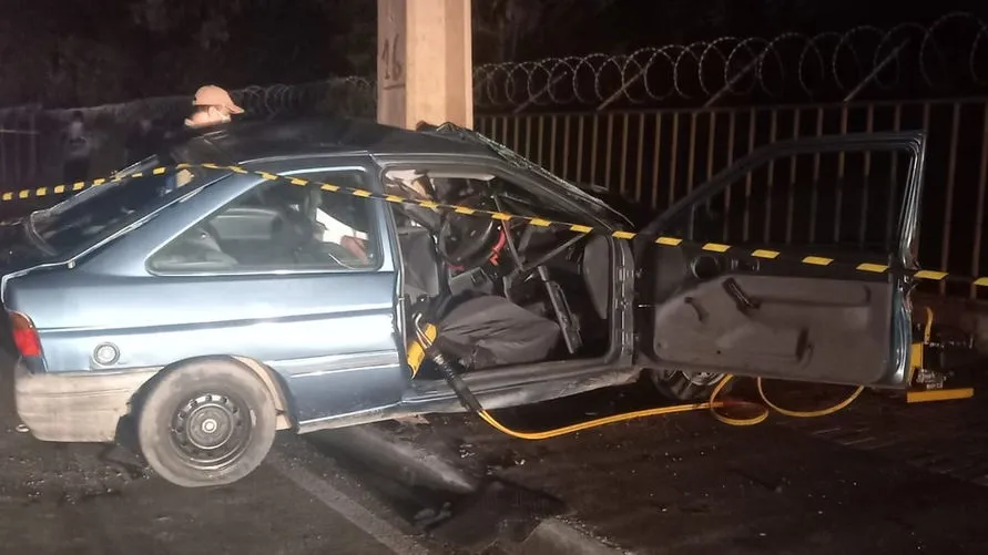 Motorista morre após colidir veículo contra poste no Paraná
