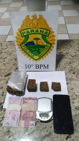 PM para suspeitos e apreende 300 gramas de maconha