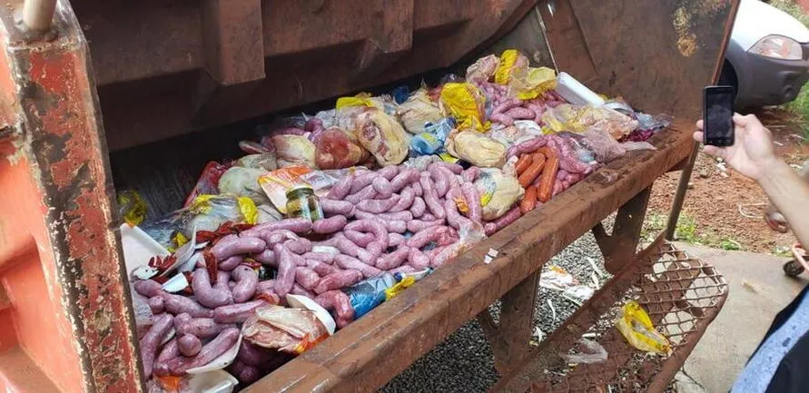 Polícia Civil apreende mais de 400 kg de carne vencida em mercado