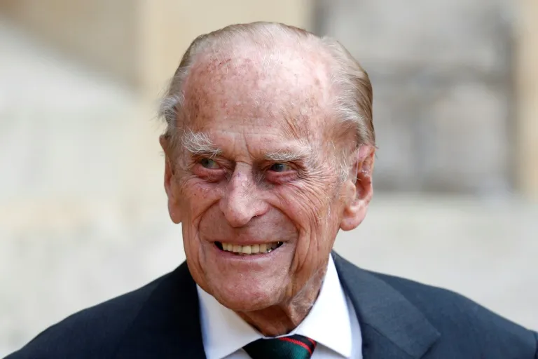 Príncipe Philip é internado 'por precaução' após passar mal