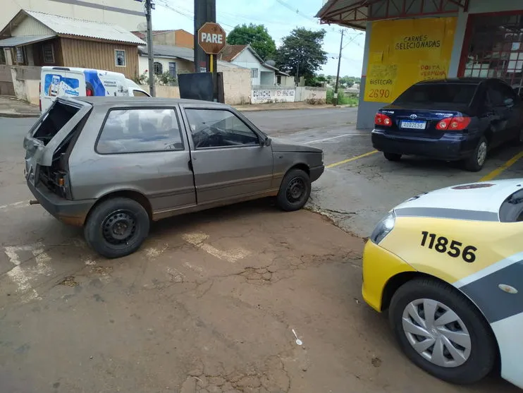 Uno bate em Corolla que estava estacionado; motorista abandona veículo