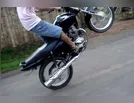 Adolescente é flagrado fazendo malabarismo com moto