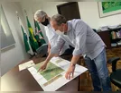 Carlos Gil apresenta projeto de pedras irregulares a Norberto Ortigara