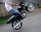 Menor é levado à delegacia após ser flagrado empinando moto