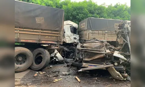 Acidente envolvendo caminhões deixa motorista gravemente ferido no Paraná