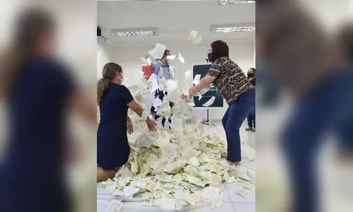 Acia entrega carro para ganhadora da campanha de Natal