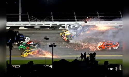 Acidente assustador durante prova da Nascar termina sem feridos