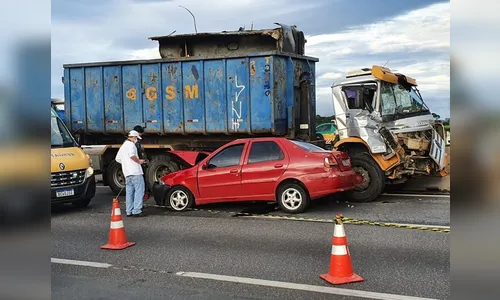 Acidente entre carro e caminhões deixa criança morta e dois feridos em São José dos Pinhais