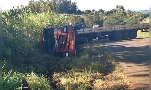 Acidente envolve caminhões da mesma empresa