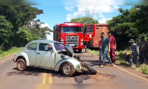 Caminhão colide com Fusca no KM 127 da PR-082