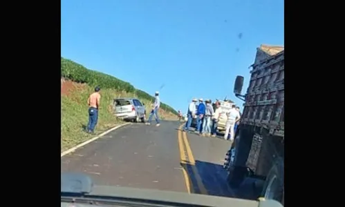 Tripla colisão deixa dois feridos na PR-850, em Arapuã