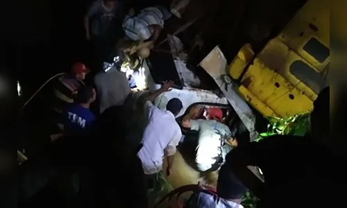 Caminhão cai em rio na PR-364, motorista é resgatado das ferragens
