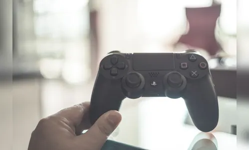 Adolescente bate na mãe e no irmão após se irritar com vídeo game