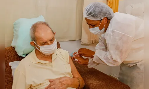 Apucarana inicia vacinação de acamados entre 80 a 89 anos