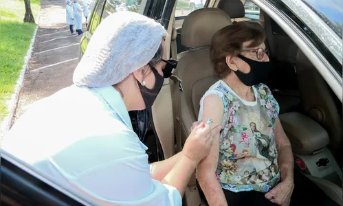 Apucarana vacina 248 idosos pelo sistema drive-thru