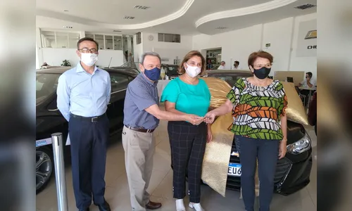 Apucaranense retira carro que ganhou na campanha de Natal da ACIA; veja