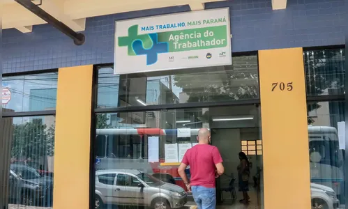 Apucaranenses buscam vagas ofertadas pelo setor do vestuário