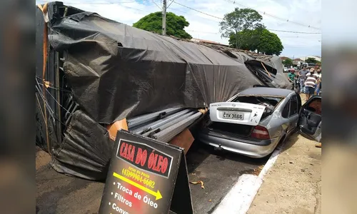 Carreta tomba sobre veículo estacionado em Borrazópolis; ASSISTA