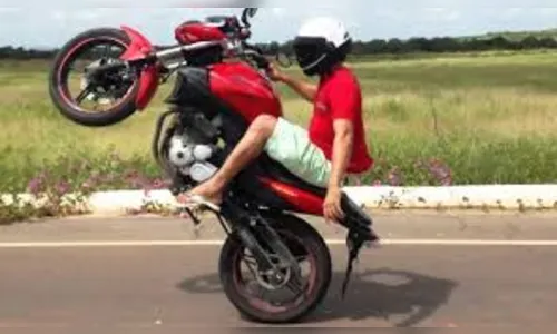 Adolescente em fuga quase bate moto em viatura da PM após monobras