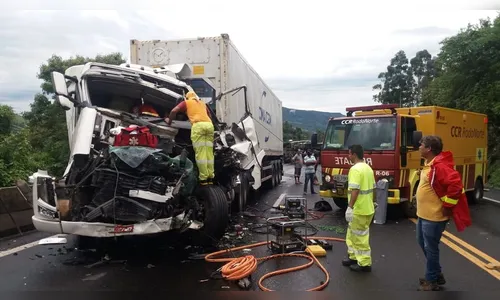 Motorista sofre ferimentos graves após colisão entre caminhões