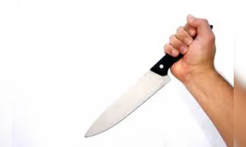 Mulher é ameaçada pelo próprio filho armado de faca