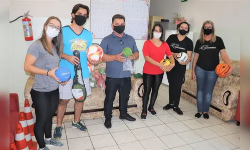 Prefeitura entrega kits de materiais esportivos para as Escolas