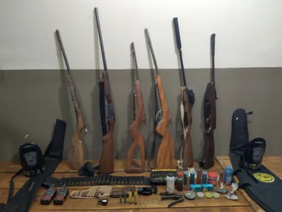 As armas foram apreendidas em uma casa na Rua Xavantes 