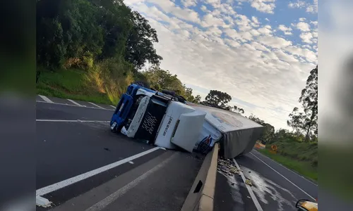Caminhão tomba em acidente na Serra do Cadeado