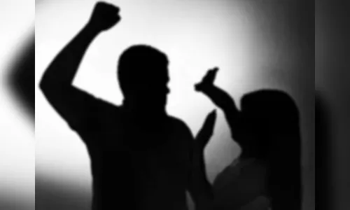 Mulher muda de cidade para fugir de ex-marido mas ele a segue e agride