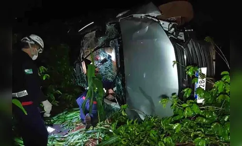 Carro capota e motorista desaparece na BR-376