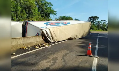 Carreta tomba na BR-376 e carga é saqueada