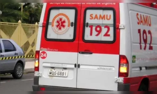 Motociclista fica enroscado em cerca de arame farpado após acidente