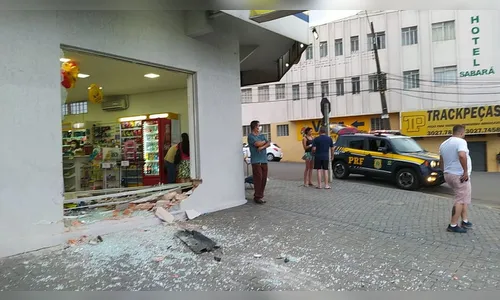 Motorista passa mal e atinge parede de farmácia