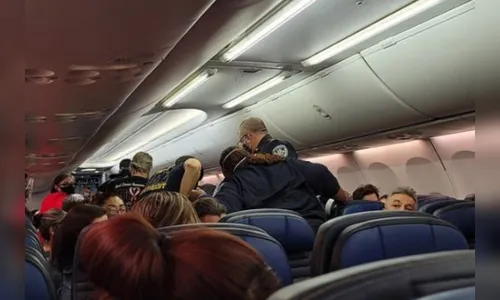 Homem com suspeita de Covid-19 morre em voo e passageiros se desesperam