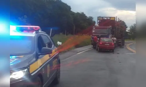 Mulher e crianças ficam feridas após colisão entre carro e caminhão na BR-153